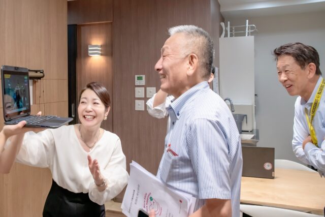 笑顔採点中 笑顔採点中