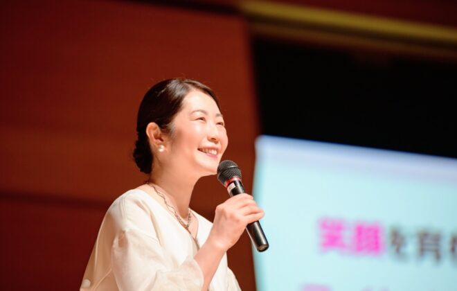 笑顔専門家 川野恵子による講演会の様子。笑顔やコミュニケーションを通じて好感度向上や人間関係づくりについてお伝えしている講演シーンです。